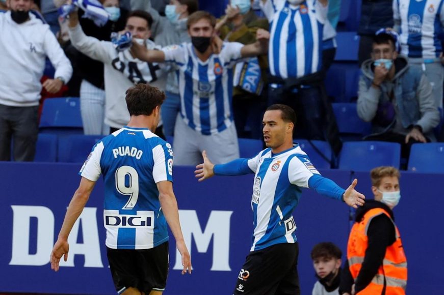 FOTOGRAFÍA. CORNELLÁ DE LLOBREGAT (BARCELONA) ESPAÑA, 06.11.2021. El delantero del RCD Espanyol Raúl De Tomás RDT (d). Efe