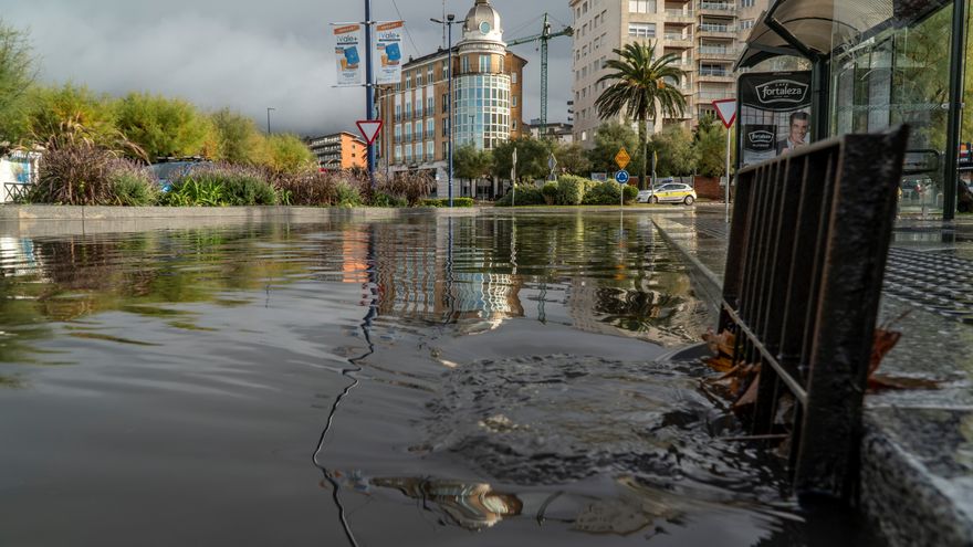 FOTOGRAFÍA. EL SARDINERO (SANTANDER) ESPAÑA, 04.11.2021. La Plaza de Italia inundada este jueves, tras las fuertes lluvias caídas en la zona de El Sardinero en Santander. Efe
