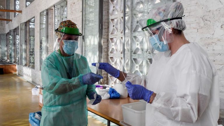 España registra 15.875 nuevos contagios por COVID y 22 muertos con 90,8 % de su población vacunada (89,1 % pauta completa)