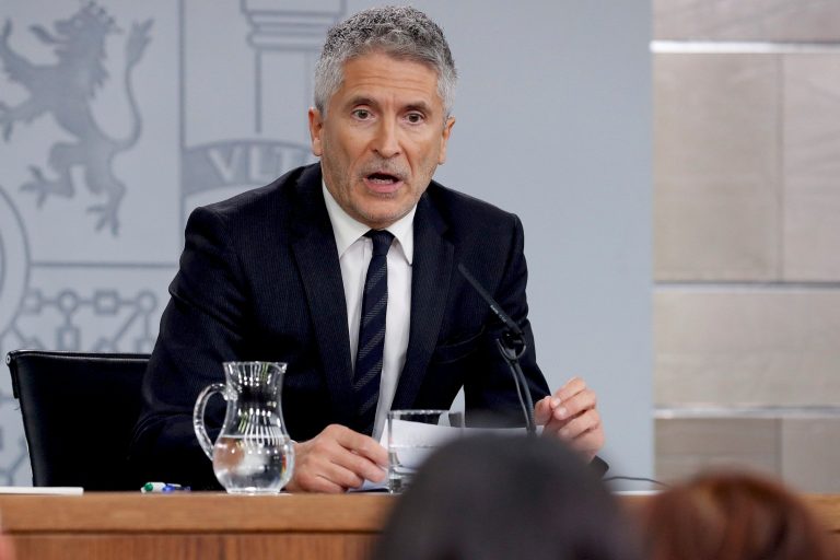 Marlaska y Sánchez convierten a los Mozos en «Agentes de un Estados Miembro de la Unión Europea» y expulsarán a la Policía y Guardia Civil 