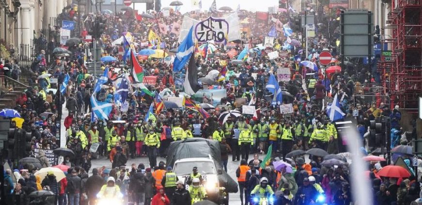 FOTOGRAFÍA. GLASGOW (REINO UNIDO), 06.11.2021.- Miles de personas se concentran este sábado bajo un temporal de lluvia y viento en los alrededores de la COP26. Efe