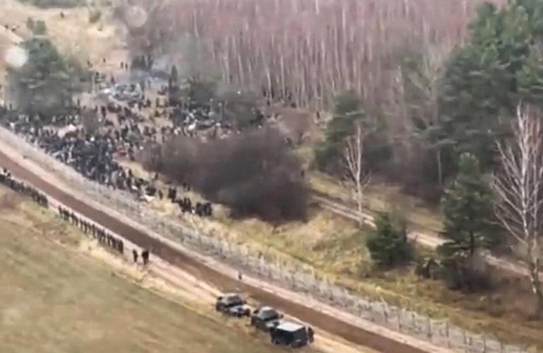 La Policía polaca lucha para proteger el país ante la invasión migratoria kurda en la valla fronteriza con Bielorrusia