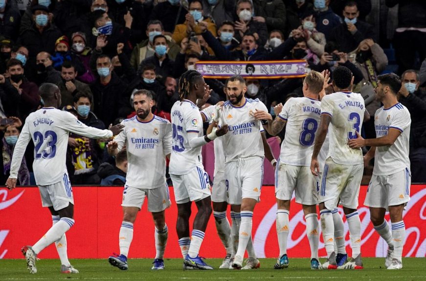 FOTOGRAFÍA. MADRID (ESPAÑA), 06.11.2021. Los jugadores del Real Madrid celebran el segundo gol del equipo blanco durante el encuentro. Efe