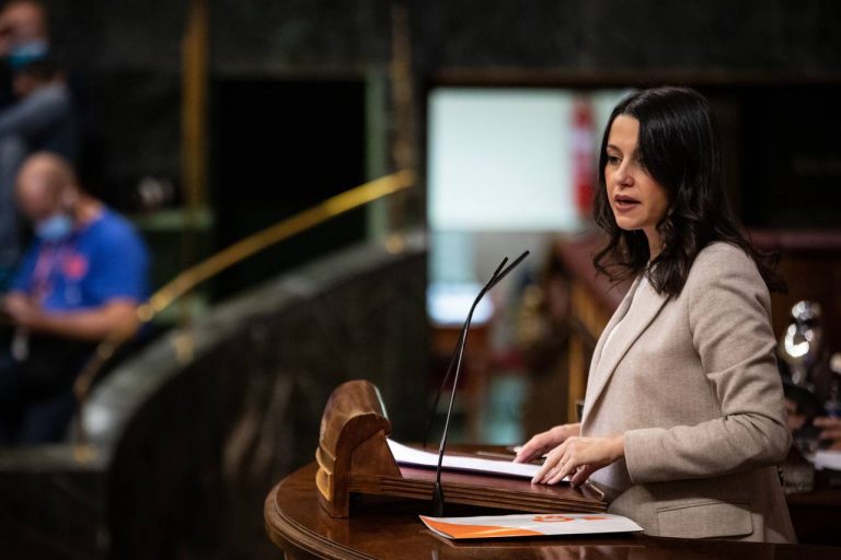 Arrimadas: «Los liberales no estamos en la arcadia feliz de Sánchez ni en el apocalipsis zombi de algunos partidos de la oposición»
