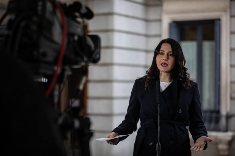 Arrimadas: «Estamos hasta las narices del pisoteo» independentista «a las escuelas» en Cataluña