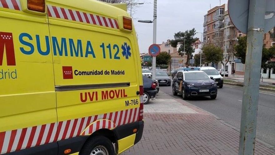 FOTOGRAFÍA. MADRID (ESPAÑA), NOVIEMBRE DE 2021. Una ambulancia dle SAMMA. Muere una niña y dos heridas graves en un atropello junto a un colegio de Madrid. Efe