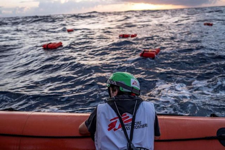 FOTOGRAFÍA. MAR MEDITERRÁNEO, 18.11.2021. detalle de una coordinadora de las operaciones de búsqueda y recogida a bordo del barco taxi «Geo Barents». Efe
