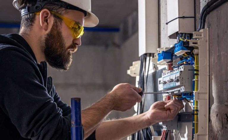 La luz sube hasta los 459,4 euros el MWh en España: su tercer precio más alto