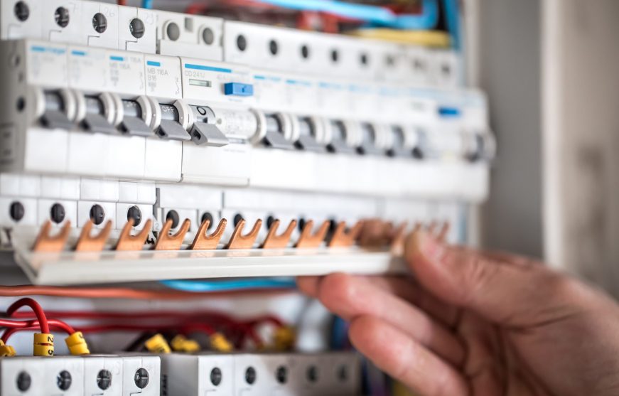 FOTOGRAFÍA. MUNDO, AÑO 2020. Electricidad. Un técnico eléctrico que trabaja en una centralita con fusibles. Freepik. Ñ Pueblo (3) FOTOGRAFÍA. MUNDO, AÑO 2020. Electricidad. Un técnico eléctrico que trabaja en una centralita con fusibles, una instalación y conexión de equipos eléctricos de cerca. Imagen creada por Freepik. Lasvocesdelpueblo (Ñ Pueblo)