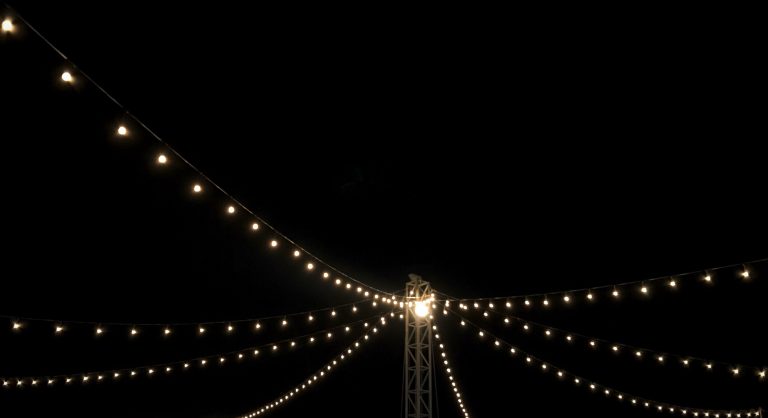 FOTOGRAFÍA. MUNDO. AÑO 2020. Electricidad. Luces colgando de un poste. Imagen creada por Freepik. Lasvocesdelpueblo (Ñ Pueblo)