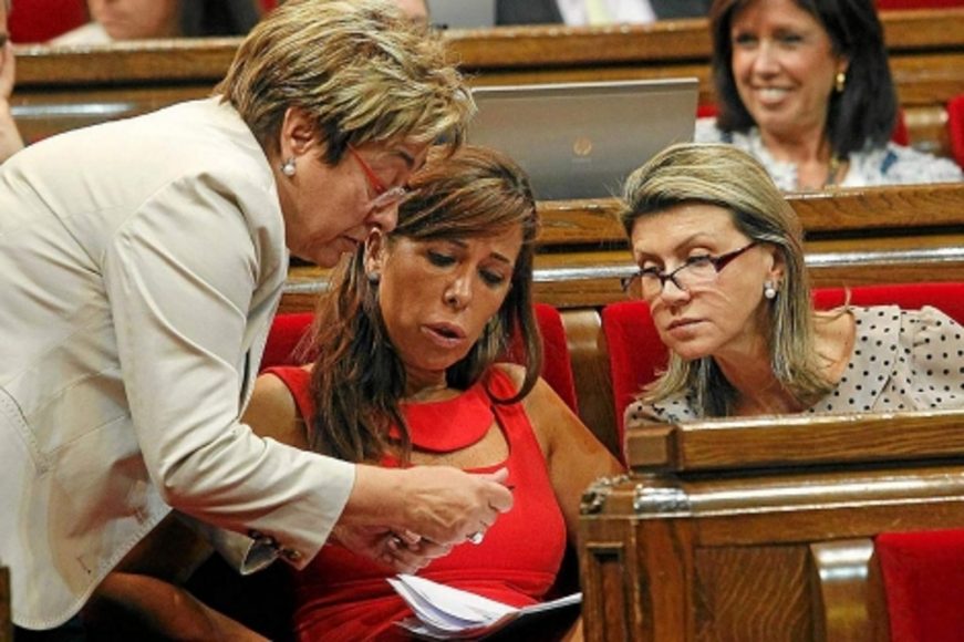 FOTOGRAFÍA. PARLAMENTO DE CATALUÑA, AÑO 2010. Alicia Sánchez-Camacho (c), Llanos de Luna y Dolors Montserrat. Efe