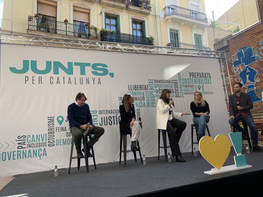 FOTOGRAFÍA. PLAZA DEL MERCADO DEL BARRIO EL CLOT (BARCELONA) ESPAÑA, 13.11.2021. Primer acto en Barcelona de los que el partido derechista separatista JxCat. Ñ Pueblo (3)