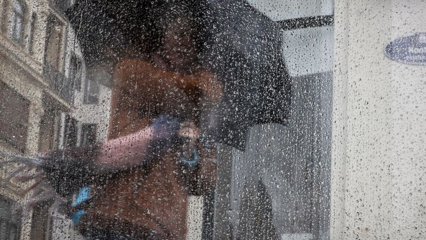 FOTOGRAFÍA. SAN SEBASTIÁN (ESPAÑA), 25.11.2021. Una mujer camina bajo la lluvia en San Sebastián. Efe