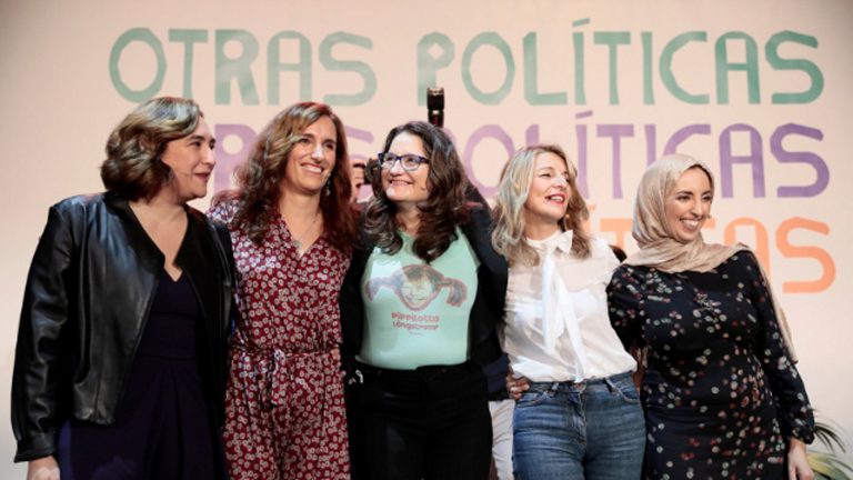 FOTOGRAFÍA. VALENCIA (ESPAÑA), 13.11.2021. La ministra de Trabajo, Yolanda Díaz Pérez (2º dcha), la vicepresidenta del Gobierno valenciano, Mónica Oltra Jarque (c), la alcaldesa de Barcelona, Ada Colau Ballano (i) ,la líder de Más Madrid, Mónica García Gómez (2º izq), y la portavoz del MDyC en Ceuta, Fátima Hamed Hossain (dcha) durante el acto que han protagonizado en el Teatro Olympia de Valencia. Efe