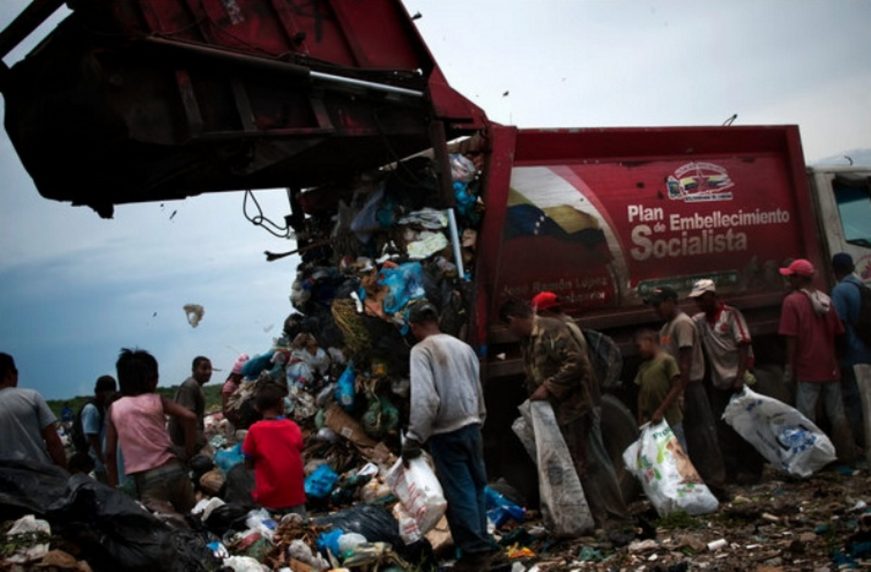 FOTOGRAFÍA. VENEZUELA, AÑO 2021. Detalle de varios jóvenes y niños venezolanos en un basurero jugándose la vida. Ñ Pueblo