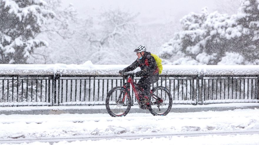 FOTOGRAFÍA. ZARAGOZA (ESPAÑA), 29.11.2021. En la imagen de archivo un ciclista cruza el Puente de Santiago de Zaragoza. Efe