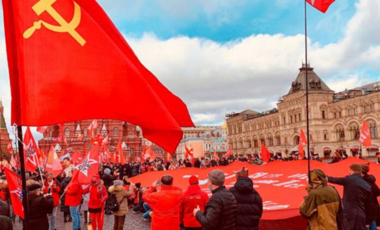 Unas 2.000 personas celebran en Moscú el 104 aniversario de la Revolución Bolchevique