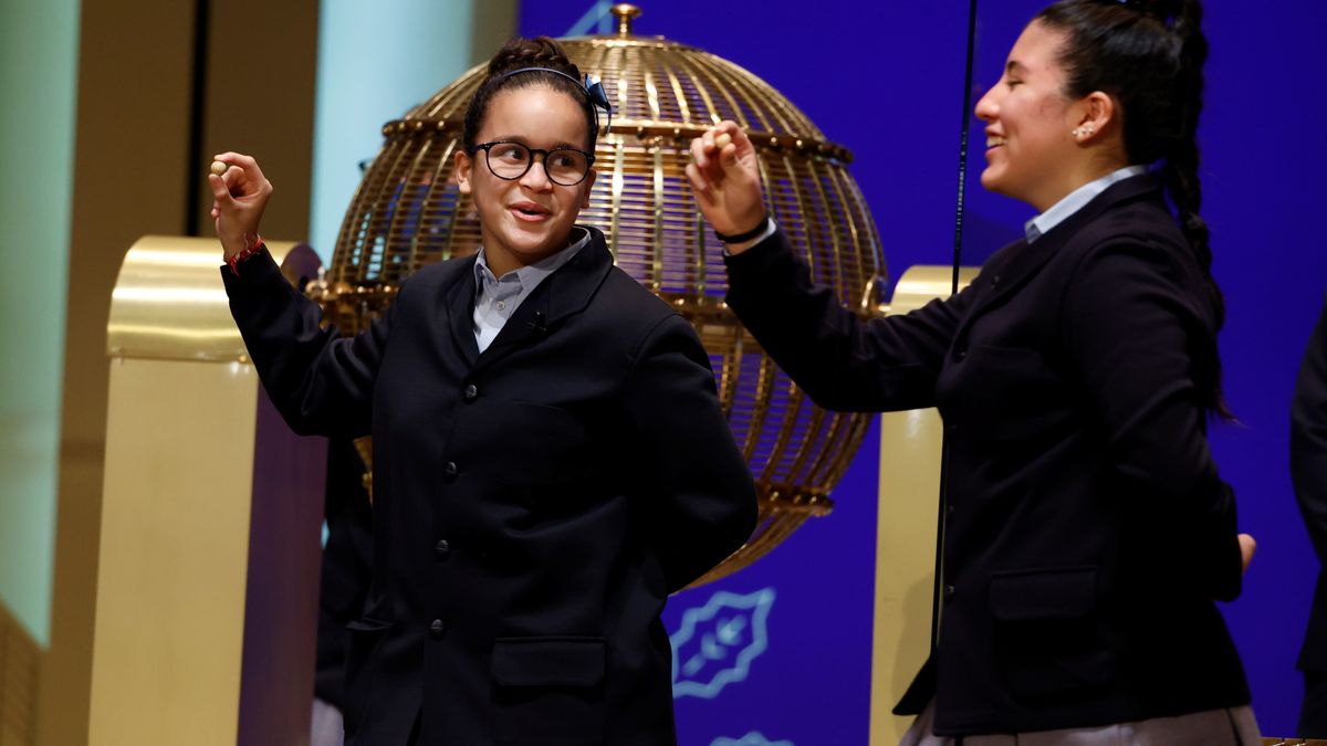 FOTOGRAFÍA. MADRID (ESPAÑA), 22.12.2021. Los niños del Colegio de San Ildefonso cantan el primer premio al 86148 del sorteo de la Lotería de Navida. Efe