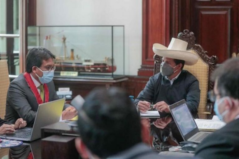 La Fiscalía interroga al presidente comunista de Perú Pedro Castillo por presuntas interferencias en ascensos de las Fuerzas Armadas para controlar el Ejército