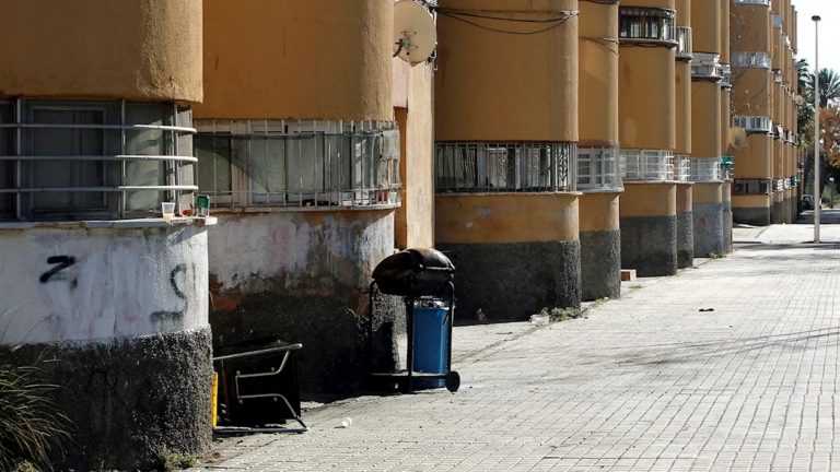 Atrincherado con escopetas, el hombre en busca y captura por el asesinato de su mujer paraguaya en Elche (Alicante): ha realizado varios disparos contra la Policía