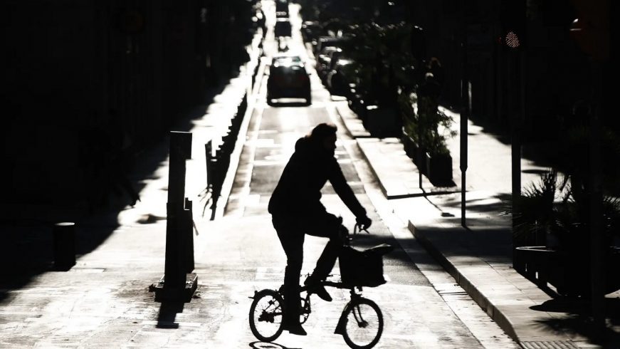 FOTOGRAFÍA. BARCELONA (ESPAÑA), 01.12.2021. Una persona en bicicleta por una calle del centro de Barcelona. Efe
