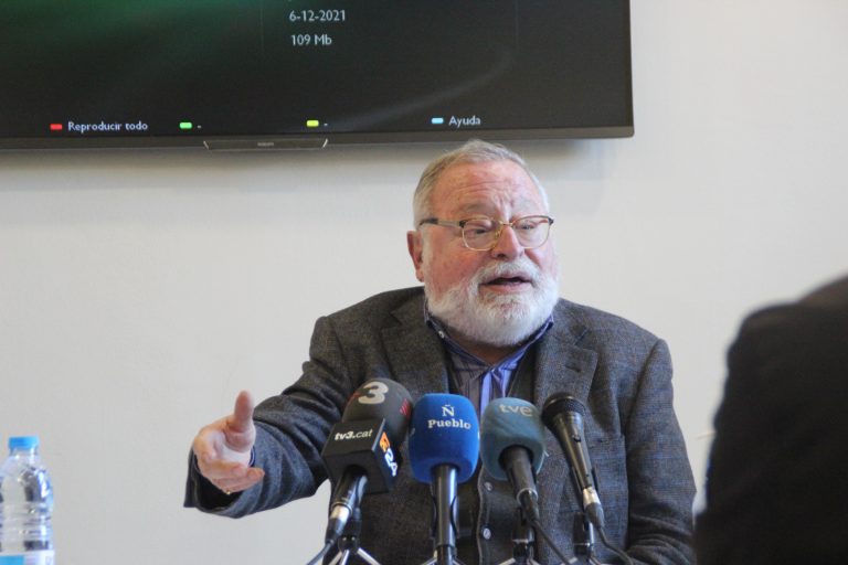 FOTOGRAFÍA. BARCELONA (ESPAÑA), 06.12.2021. Apoyo explícito de Savater a Cs ante 12M. La Resistencia catalana ha celebrado el 43 Aniversario de la Constitución Española este lunes en la sede de su entidad en Cataluña, Plataforma Cataluña Suma por España, de calle Pau Claris, número 115, con protagonista el profesor de Filosofía y escritor Fernando Fernández-Savater Martín, conocido como Fernando Savater. Lasvocesdelpueblo (Ñ Pueblo)