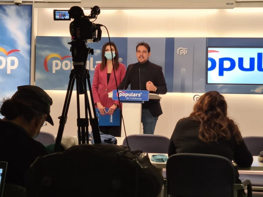 FOTOGRAFÍA. BARCELONA (ESPAÑA), 09.12.2021.La diputada del PP en el Grupo Mixto del Parlamento de Cataluña, Lorena Roldán Suárez (i) junto a Manuel Reyes López. Ñ Pueblo (1)