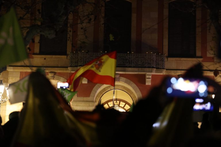 Aragonés huye protegido por sus guardaespaldas ante escrache y pitada de VOX en defensa del español en Cataluña