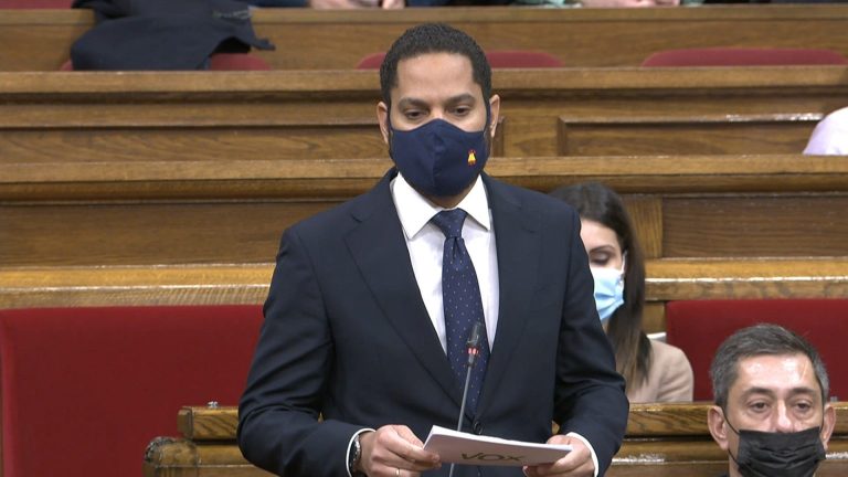 El informe de los letrados rechaza «sancionar» a Garriga (VOX) por opinar y debatir en el Parlamento de Cataluña