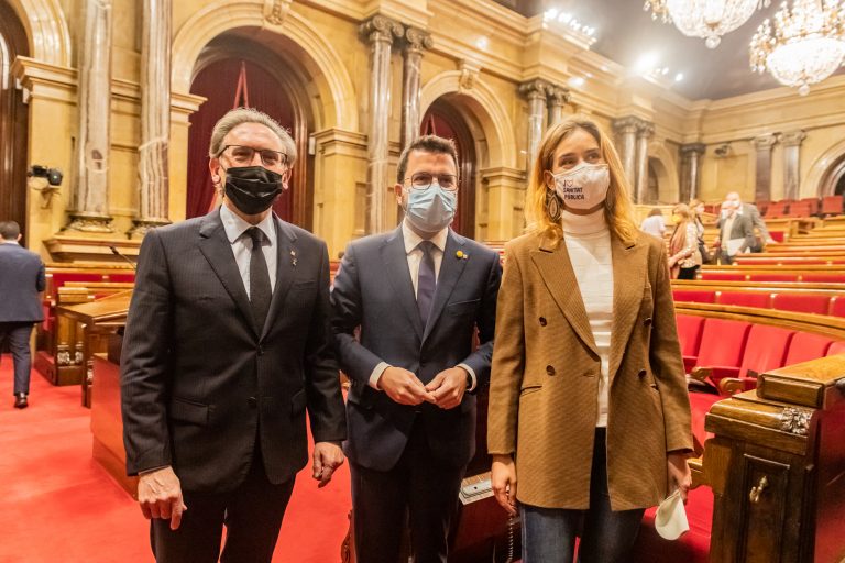 El Parlamento aprueba los Presupuestos de Cataluña para 2022 con votos de Podemos y separatistas (ERC y JxCat)