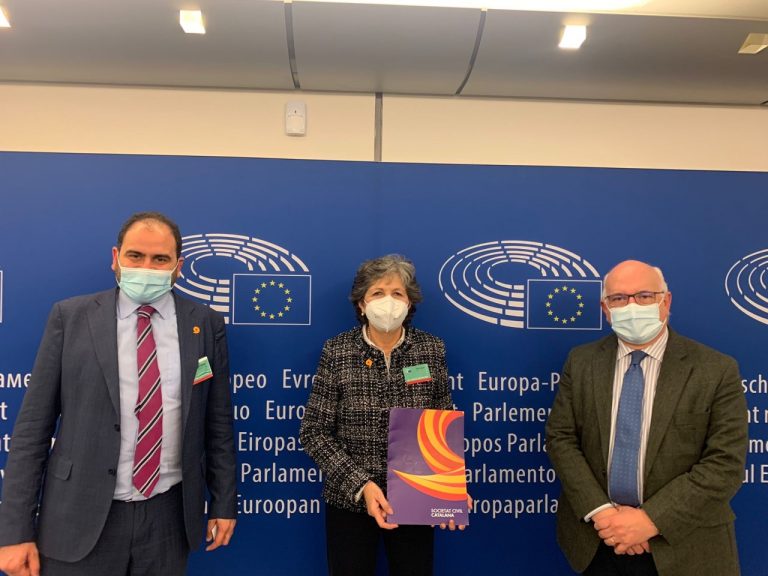 Zarzalejos y Montserrat denuncia en Bruselas el «intolerable acoso al niño» de Canet de Mar por estudiar en «español»