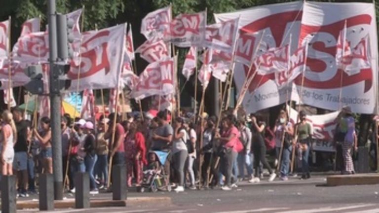 Miles de personas marchan en Buenos Aires para rechazar el acuerdo con el FMI