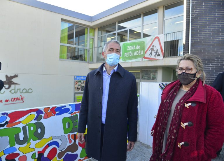 Josep González-Cambray (ERC) y Blanca Arbell Brugarola (ERC) ponen la «Estrella de David» al niño de 5 años de Canet de Mar