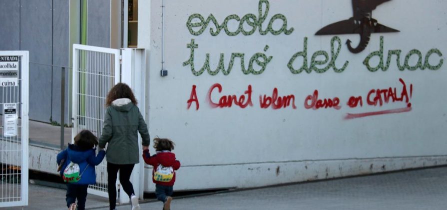 FOTOGRAFÍA. CANET DE MAR (BARCELONA) ESPAÑA, 10.12.2021. Vista de la fachada de la Escuela Pública «Turó del Drac» de Canet de Mar (Barcelona) donde un niño catalán de 5 años ya recibe 6 horas de clase en español-castellano en cumplimiento de la sentencias firme del Tribunal Superior de Justicia de Cataluña y del Tribunal Supremo, que han ordenado al presidente de la Generalidad de Cataluña, Pere Aragonés García que aporte un informe sobre el cumplimiento íntegro de la sentencia en todas las escuelas en Cataluña, una decisión que ha desencadenado varias denuncias por parte de VOX, AEB y Hablamos Español por hostigamiento hacia la familia y campaña de bullying contra el niño, por parte de la raza dominante separatista. Misión UE constata la prohibición del español en Cataluña. Efe