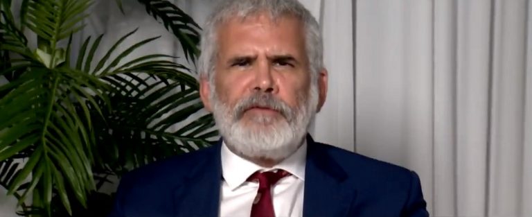 Robert Maloney: «La razón que os están dando para vacunar a sus hijos es una mentira»