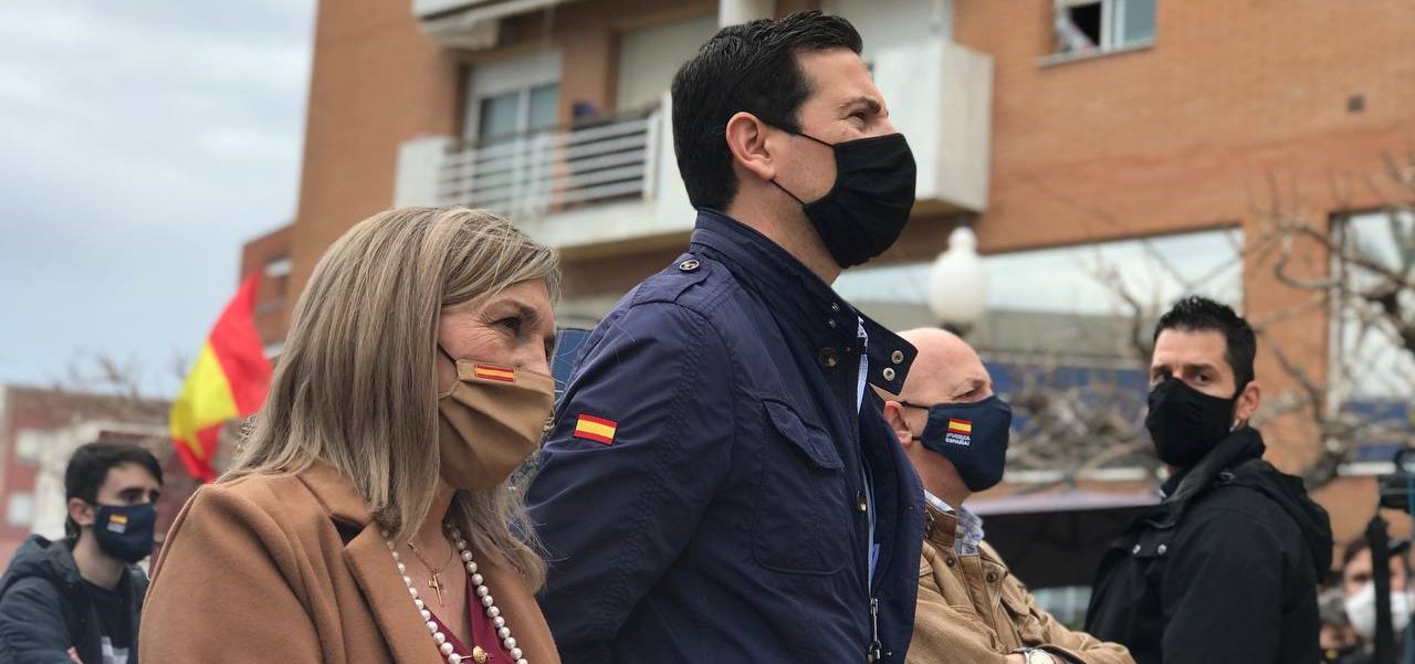 FOTOGRAFÍA. CATALUÑA (ESPAÑA), AÑO 2021.La, diputada de VOX por Tarragona al Parlamento de Cataluña y presidente Provincial de VOX Tarragona, Isabel Lázaro Pina . Ñ Pueblo