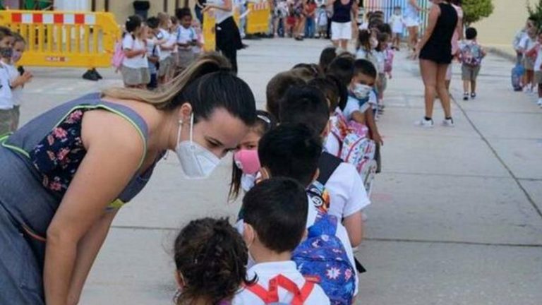 FOTOGRAFÍA. ESPAÑA, 30.08.2021. La Justicia avala la mascarilla obligatoria en colegios . Los niños con tapa boca y nariz (mascarillas) del globalismo durante la primera vuelta al colegio del Plandemia del COVID (coronavirus), la llamada «nueva normalidad» de una dictadura globalista en la que la élite corrupta progresista (unidad entre Derecha, socialistas y comunistas) pretende controlar el pueblo, imponiendo su discurso único tras vetar cualquier voz crítica en sus redes sociales YouTube, Facebook, Instagram y Twitter. El Pueblo busca alternativa y se reorganiza en redes sociales del Mundo Libre Telegrama, Rumbe, Odyssey, etc. para combatir los experimentos genéticos asesinas y venenosos (las vacunas covid) de las farmacéuticas globalistas y proteger la democracia. Efe