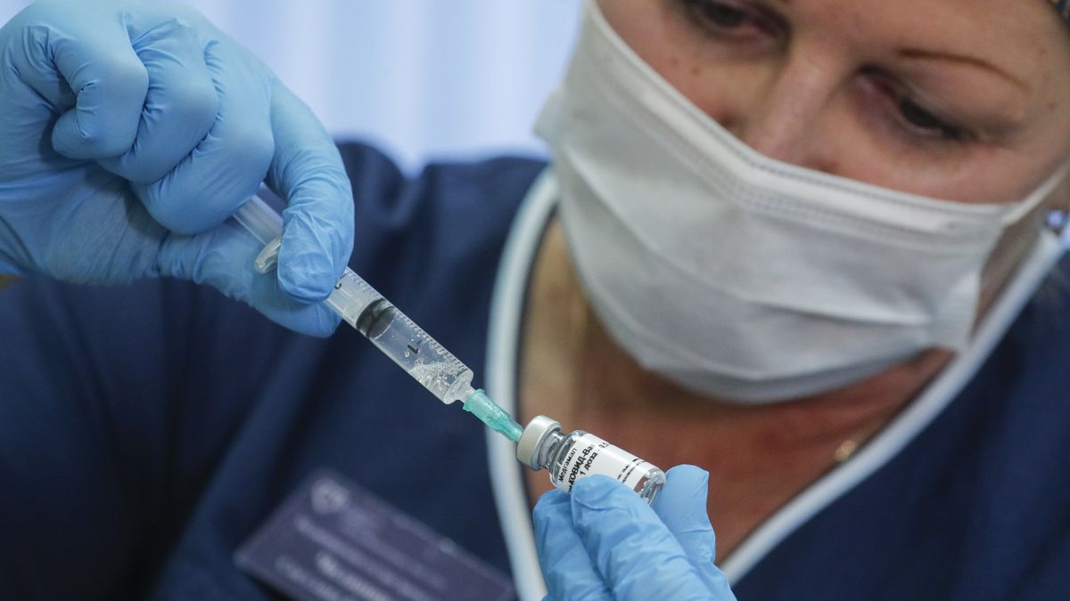 FOTOGRAFÍA. ESPAÑA, AÑO 2021. Campaña de los experimentos genéticos (vacunas COVID) en seres humanos. Efe (8)