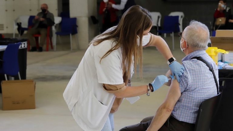 España registra otro récord de contagios COVID pese a la vacuna y restricciones