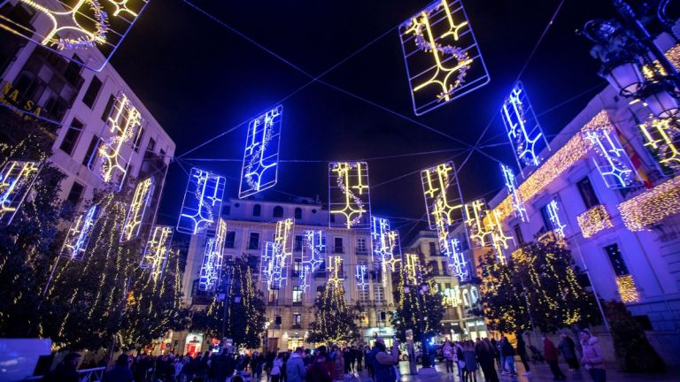Vecinos exigen la dimisión del alcalde de Granada Francisco Cuenca Rodríguez (PSOE) por luces «satánicas» de Navidad