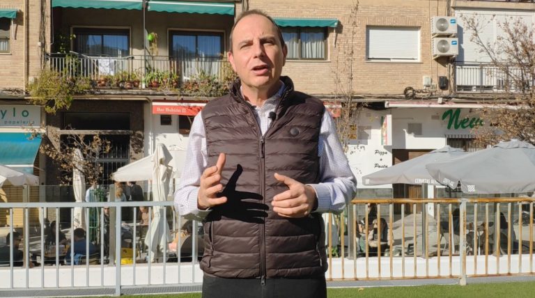 Ocaña (VOX) critica la «hipocresía y autobombo» de Moreno Bonilla al grabar su mensaje de año nuevo 2022 en un bar de Granada: «Sus restricciones han arruinado a miles de hosteleros»