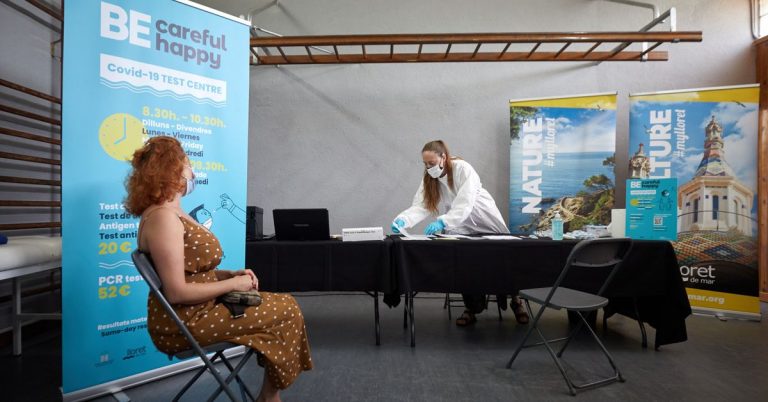 El COVID sigue avanzando en Cataluña con 4.706 contagios y 37 hospitalizaciones pese al Pasaporte COVID