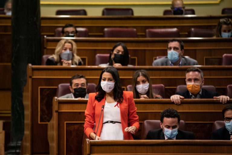 Arrimadas al Gobierno: «Olviden su deuda con ERC y piensen en» la escolarización en español en Cataluña