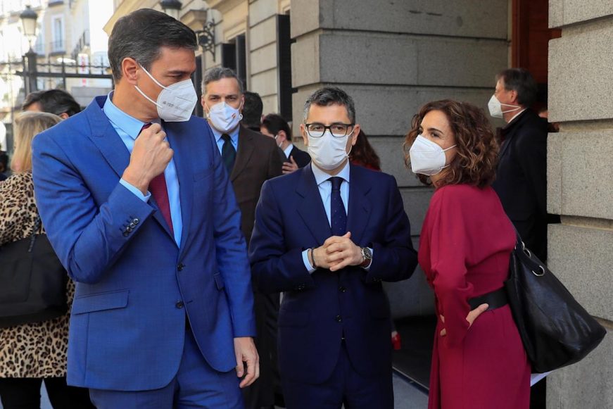 FOTOGRAFÍA. MADRID (ESPAÑA), 28.12.2021. El presidente del Gobierno, Pedro Sánchez (i). Efe