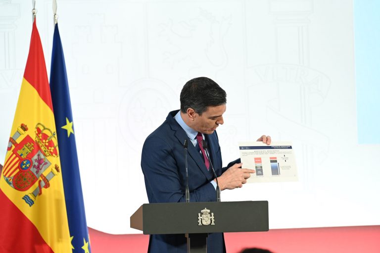 Sánchez dice que estudia un plan para abordar el COVID como la gripe