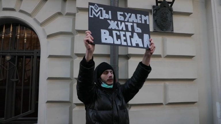 Rusia da la espalda a su oscuro pasado comunista al liquidar Memorial: voz de los represaliados de la URSS