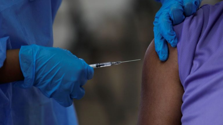 Cataluña inicia las citas de la tercera dosis de la vacuna COVID para jóvenes de 18 años