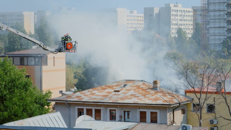 Un bombero en la obscuridad