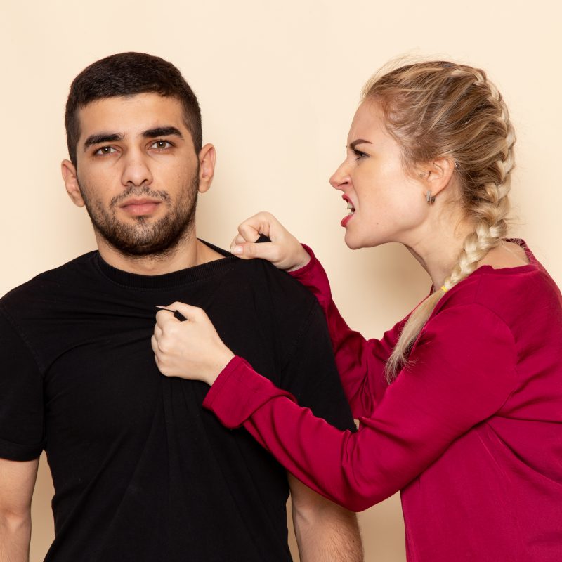 ANAVID convoca manifestación: «Las víctimas no tienen género» FOTOGRAFÍA. MUNDO. 21.12.2021. Vista frontal de una mujer peleando con hombre, lo llamado violencia intrafamiliar-género-machista-feminista-doméstica. Imagen creada por Freepik. Lasvocesdelpueblo (Ñ Pueblo)