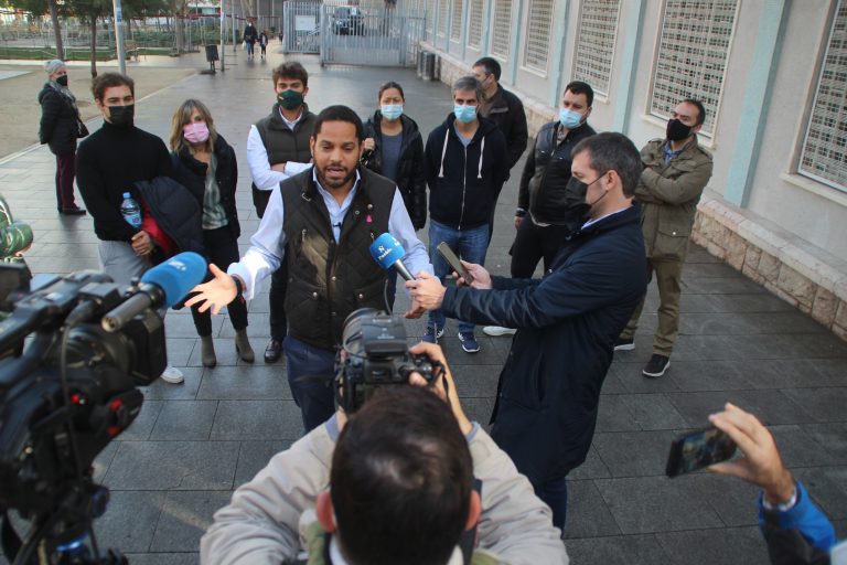 Garriga desde Poble Sec (Barcelona): VOX va a «expulsar a los delincuentes que asaltan a nuestras ancianas, violan a nuestras hijas y sobrinas»